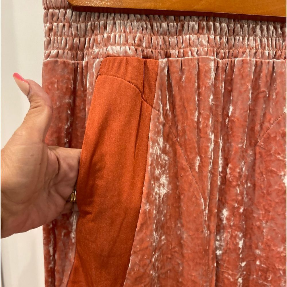 We are HAH 1 track mind pants in Rose
Crushed Velvet.Size S - Picture 11 of 14